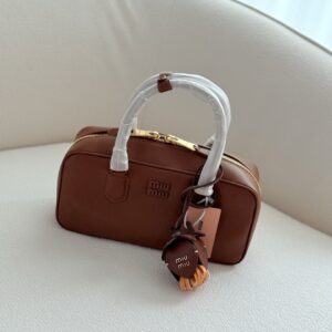 [국내배송]미우미우 아르카디 레더 토트백 라지