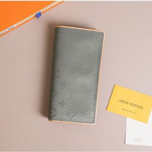 [국내배송]루이비통 킴존스 모노그램 코스모스 티타늄 장지갑