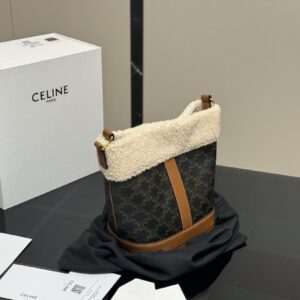 [국내배송]셀린느 24FW 시어링 버킷백