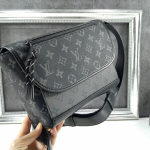 [국내배송]루이비통 NEW M12681 펄스 메신저