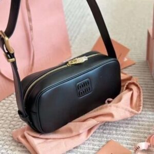 [국내배송]미우미우 가죽 숄더백